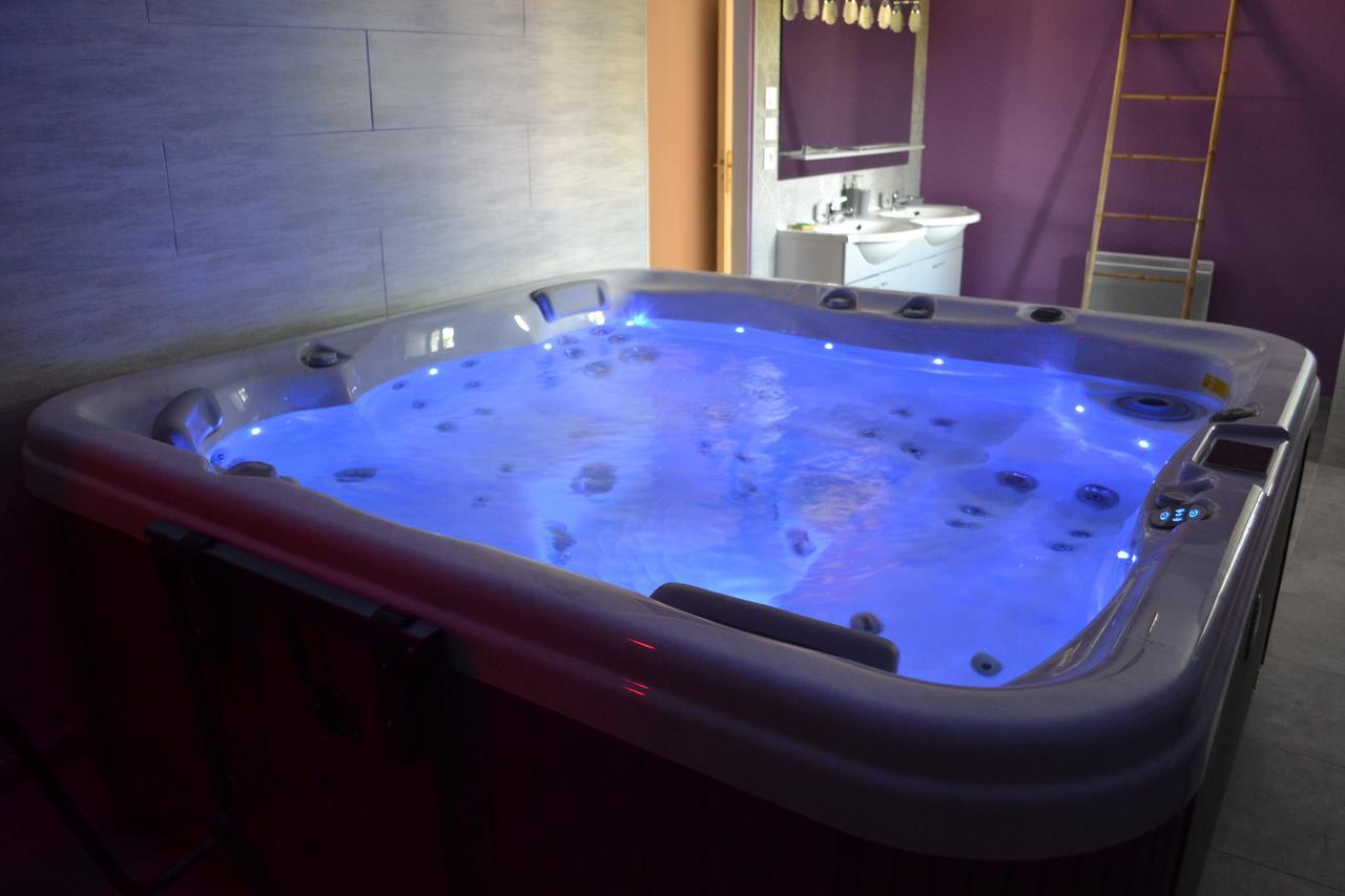 Au Coeur Du Bien-Etre, Chalet Avec Piscine Chauffee Et Couverte, Spa, Sauna, Massages Monteaux Εξωτερικό φωτογραφία